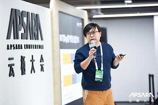 图为:好兔视频首席技术官 陈锡岩 在企业快速增长期,是业务先行?还是数据先行?迅游移动 高级副总裁 朱海燕提出了自己的观点:迅游在短短的五年已经覆盖近2.2亿玩家试用,快速增长的背后离不开对数据深耕挖掘。为了更加全面了解用户的偏好,迅游通过友盟云U-App AI Pro版,将用户进行分群分析,如:定义某类用户拿了免费试用名额,但还没有成交的用户为潜在转化群体,同时进行分群推送折扣类或免费试用的信息,可以促进群体用户的转化。分群后还通过友盟+全景画像了解群体用户特征,再结合自身的业务数据,友盟+帮