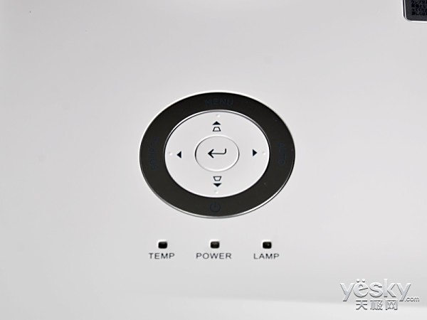 Vivitek DX864按键和指示灯 在按钮边上并排设置3个绿色指示灯,包括电源指示灯、灯泡指示灯以及温度指示灯等。当灯泡到达使用寿命后或者灯泡出现故障时LAMP指示灯就会亮起警告用户;当机身内温度过高时TEMP指示灯则会点亮。