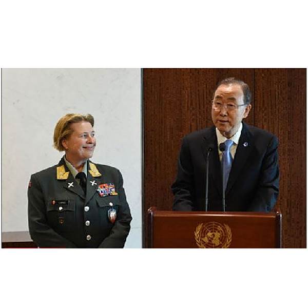 2014-5-14 14:47 潘基文(右)12日任命挪威女少将克丽斯廷伦担任联合国驻塞浦路斯维和部队指挥官。 5月14日报道 联合国秘书长潘基文12日任命联合国维和行动首位女指挥官。他任命一名挪威人担任联合国驻塞浦路斯维和部队(联塞部队)指挥官。 据法新社5月12日报道,现年56岁的挪威少将克丽斯廷伦将在8月中旬接替届时卸任的中国少将刘超。 伦有34年的国内服役和参与联合国维和行动经历,她曾在2007年至2009年担任挪威武装部队司令部副指挥官,并曾担任挪威国民军参谋长。她还曾参加联