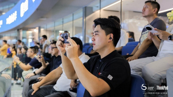 ����+�Ƽ����컨��!ThinkPad AI PC��������Ϊ�����㳡